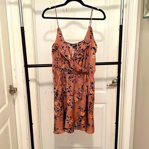 Perfect summer dress! Great for that perfect beach vacation! Never worn
